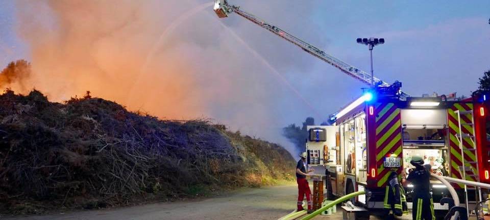 Feuer Bochum Feld mit Rauchwolke und Löschwagen