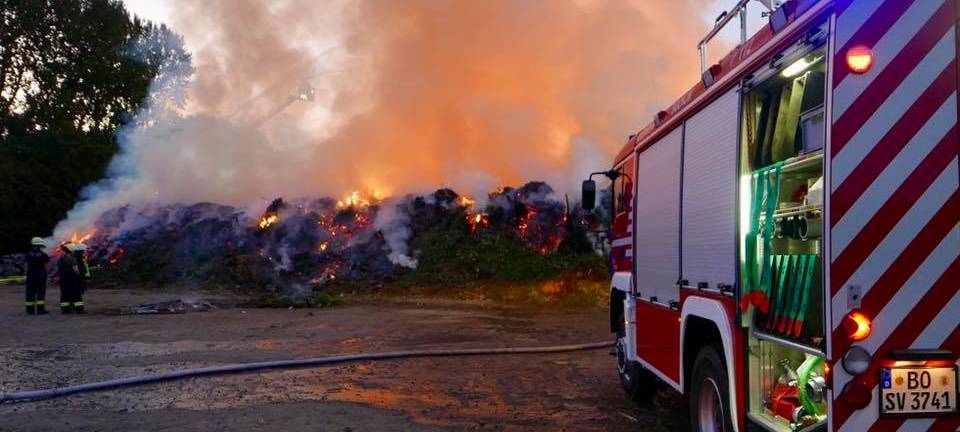 Rauchwolke in Bochum mit Feuerwagen davor
