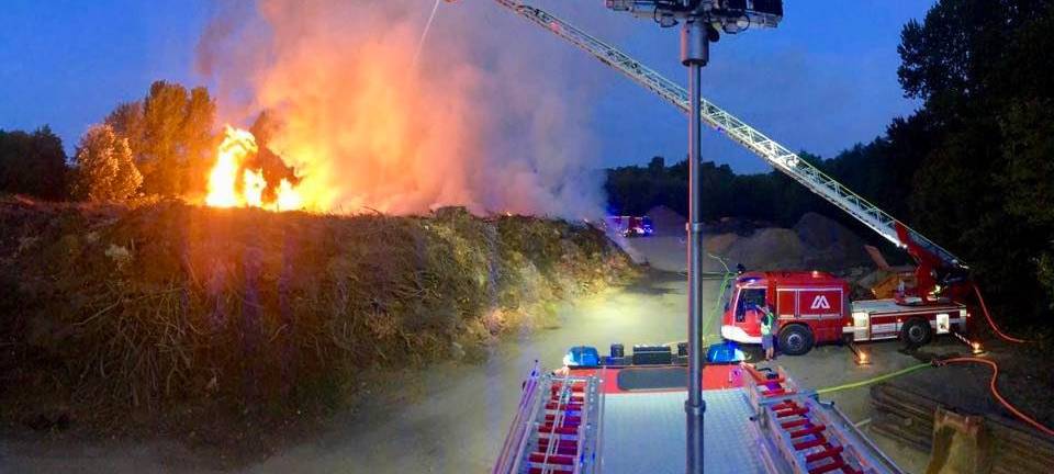 Feuer in Bochum auf einem Feld mit Löschwagen und Wasserstrahl