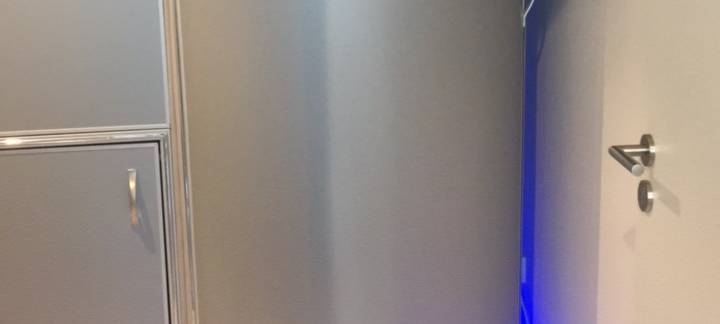 Die Kryokammer als silberne Röhre im Südviertel in Essen