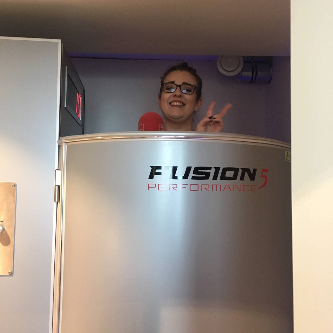 Radio Essen-Reporterin Larissa Rosellen in der Kryokammer