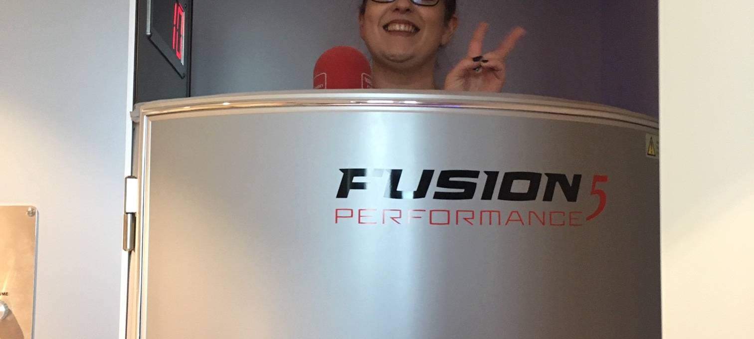 Radio Essen-Reporterin Larissa Rosellen in der Kryokammer