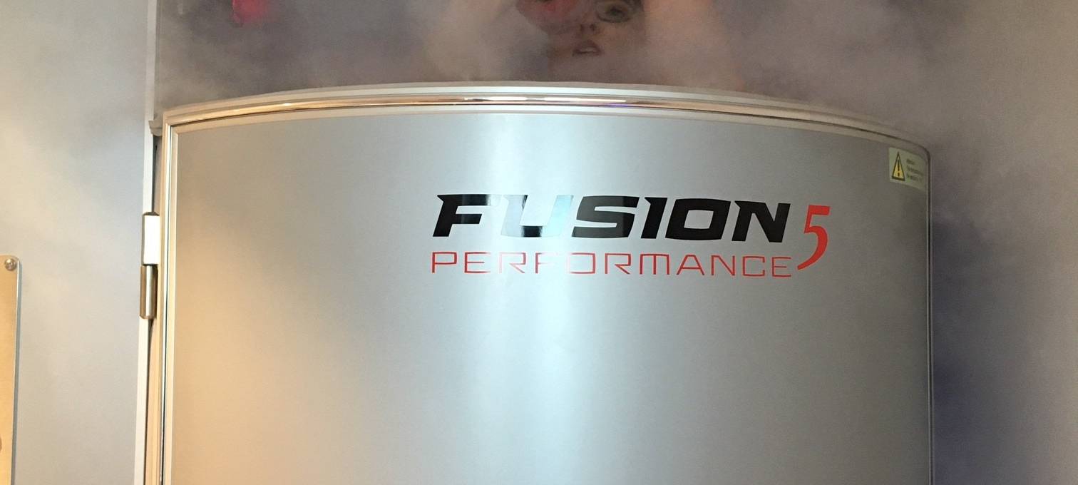 Die Kryokammer als silberne Röhre im Südviertel in Essen mit Reporterin Larissa Rosellen von Radio Essen