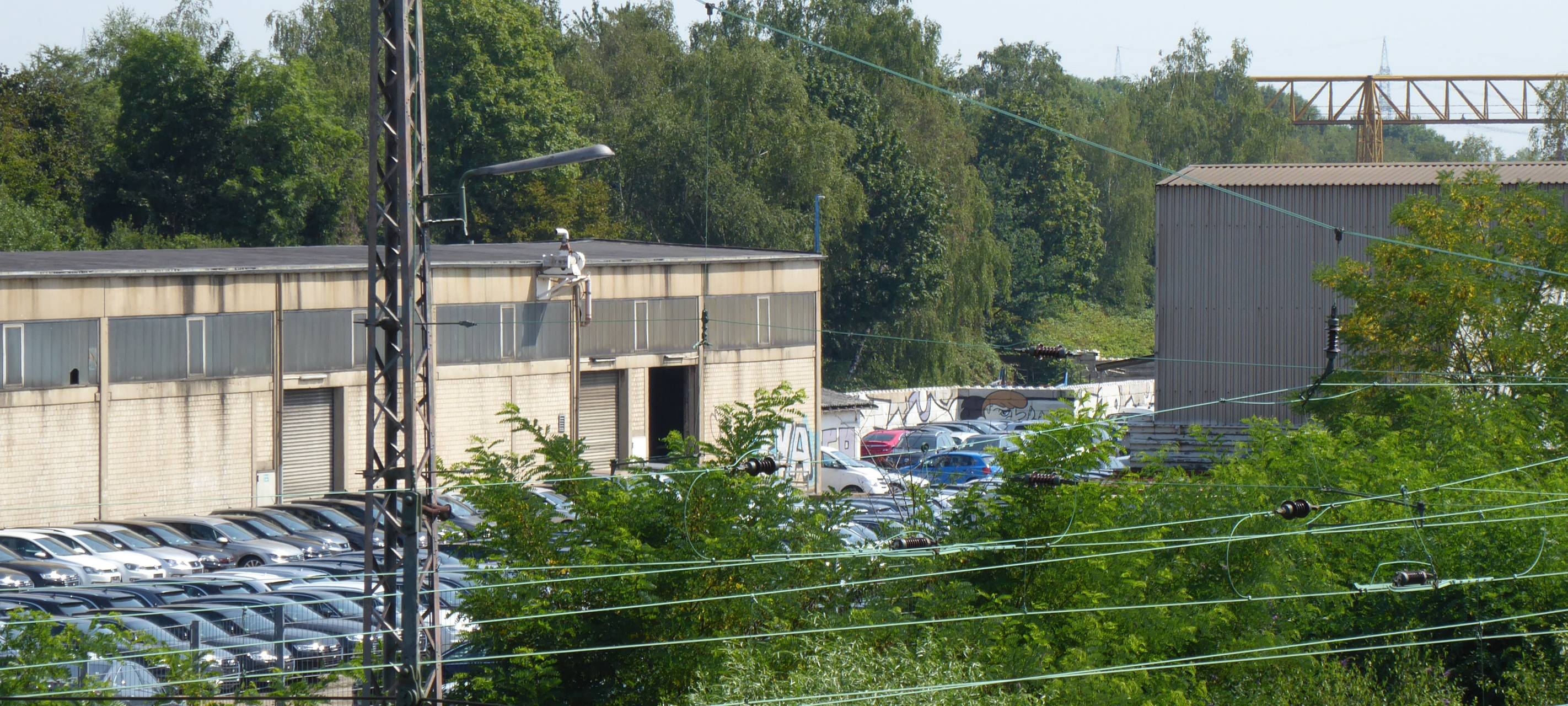 Der ehemalige Recyclinghof Richter in Kray mit vielen parkenden Autos.