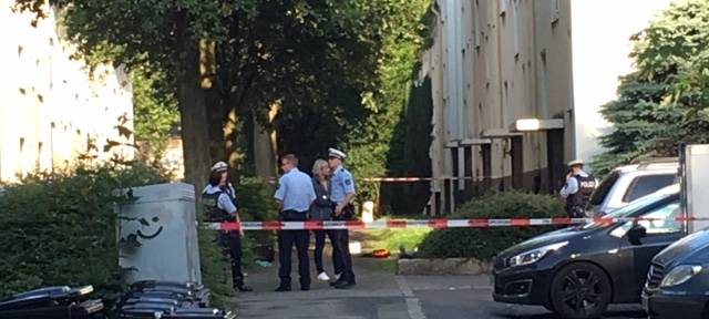 Auf dem Bild sind Polizisten zu sehen, die vor dem Hauseingang in der Drügeshofstraße in Altendorf stehen. Dort wurde kurz zuvor ein Mann von einem Polizisten im Einsatz erschossen.