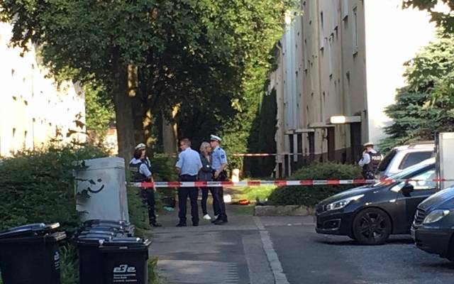 Auf dem Bild sind Polizisten zu sehen, die vor dem Hauseingang in der Drügeshofstraße in Altendorf stehen. Dort wurde kurz zuvor ein Mann von einem Polizisten im Einsatz erschossen.