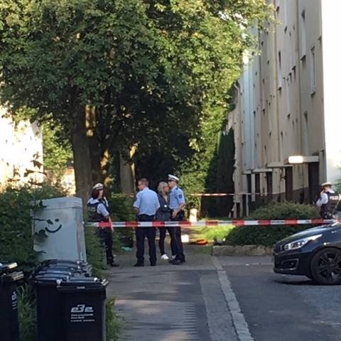 Auf dem Bild sind Polizisten zu sehen, die vor dem Hauseingang in der Drügeshofstraße in Altendorf stehen. Dort wurde kurz zuvor ein Mann von einem Polizisten im Einsatz erschossen.