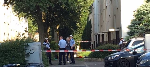 Polizisten vor dem Haus in der Drügeshofstraße