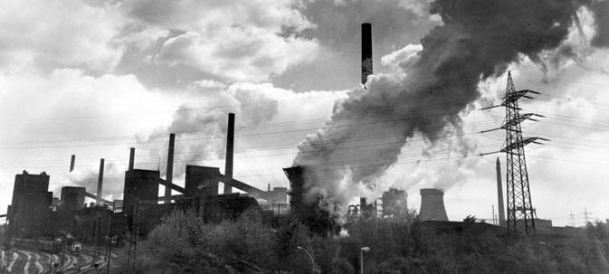 Die Kokerei Zollverein in vollem Betrieb in den 1960er Jahren.