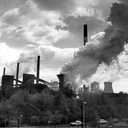 Die Kokerei Zollverein in vollem Betrieb in den 1960er Jahren.