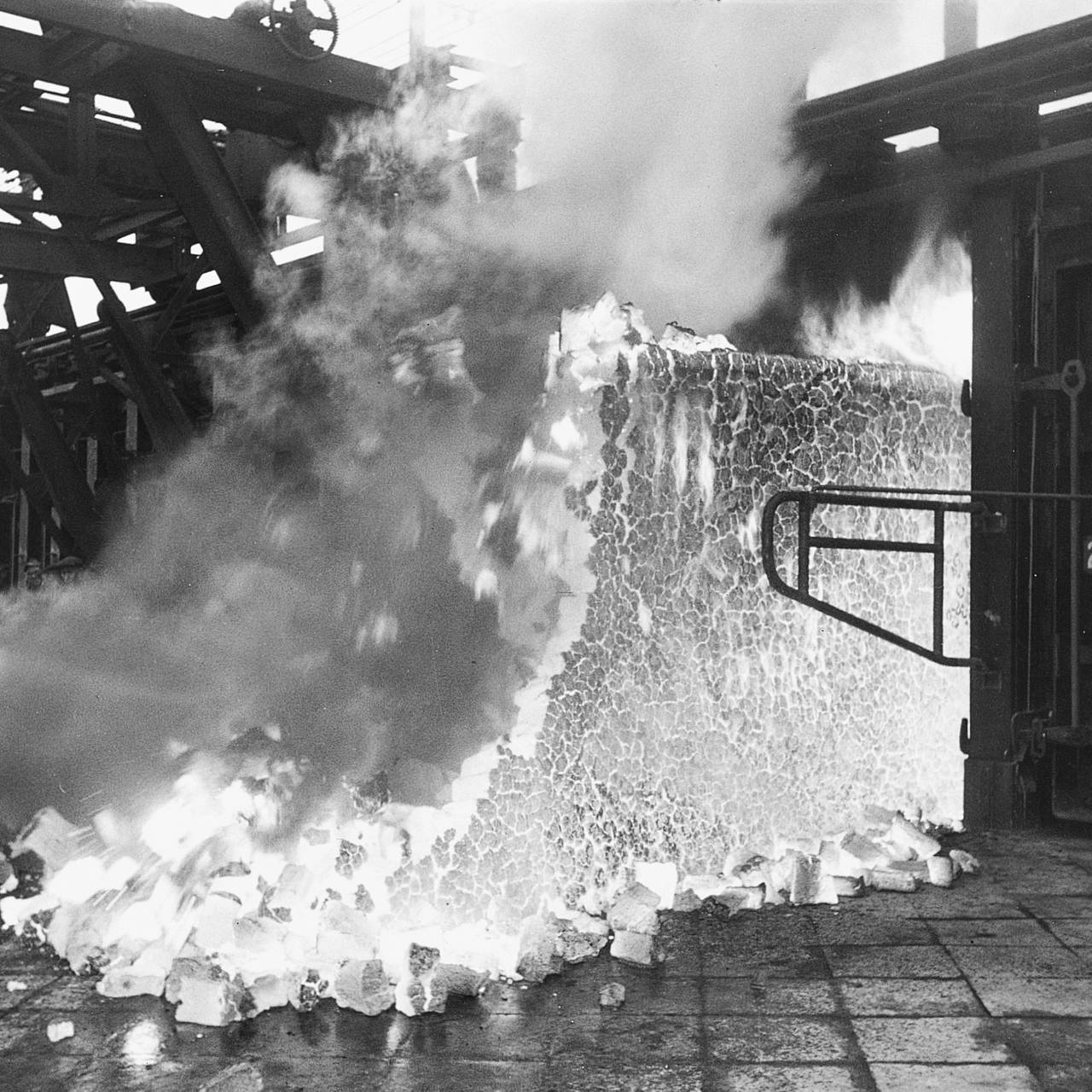 Schwarz-weiß Foto eines Kohleblocks auf einer Kokerei von 1949