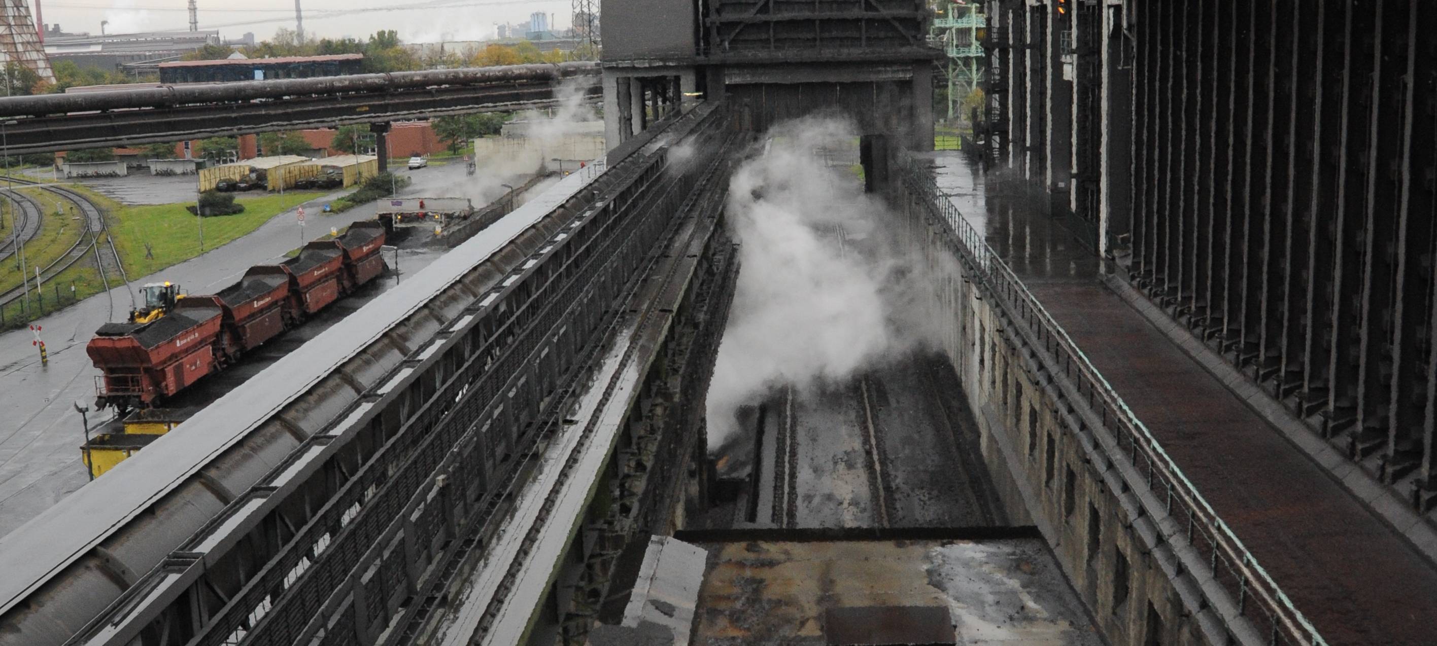 Glühende Kohle auf dem Förderband im Ruhrgebiet