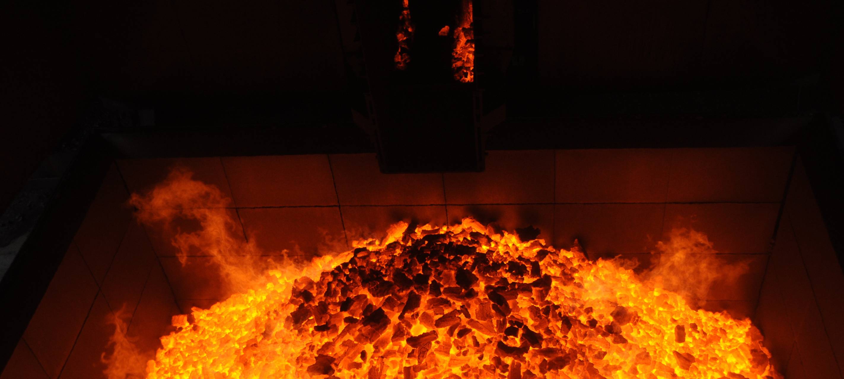 Kohle brutzelt im Kohle-Hochofen