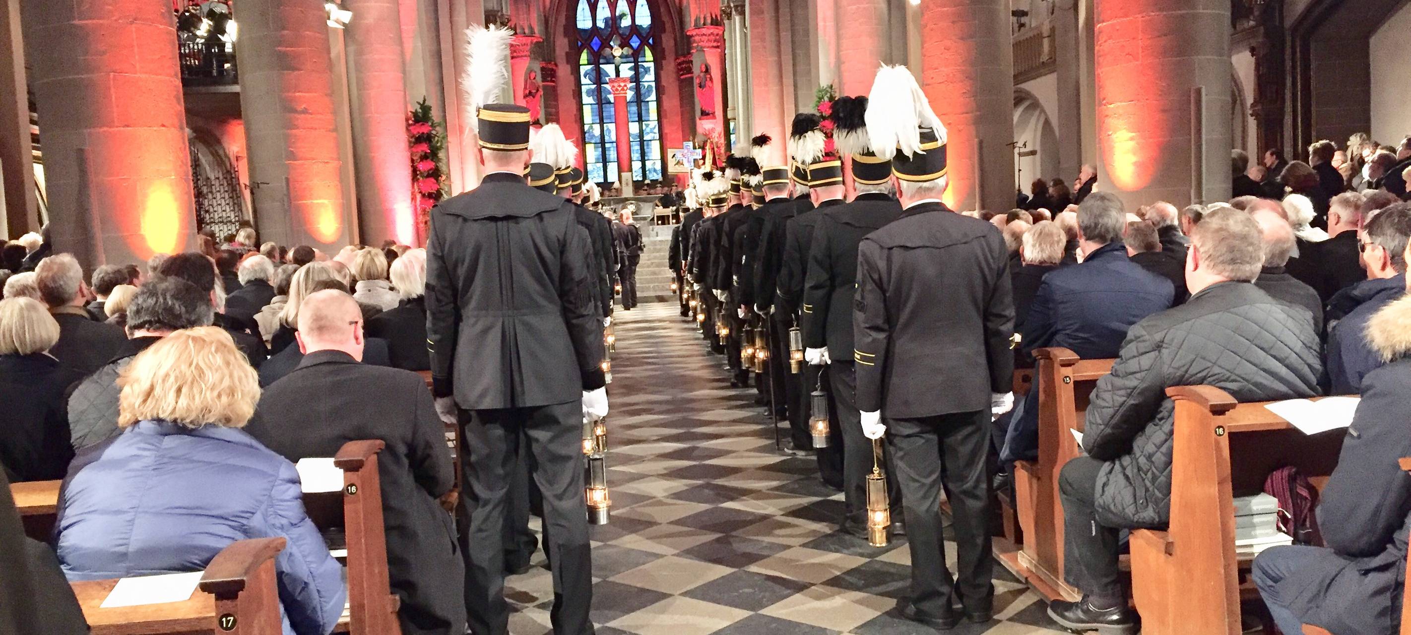 Bergmänner im Essener Dom zum Abschied der Steinkohle
