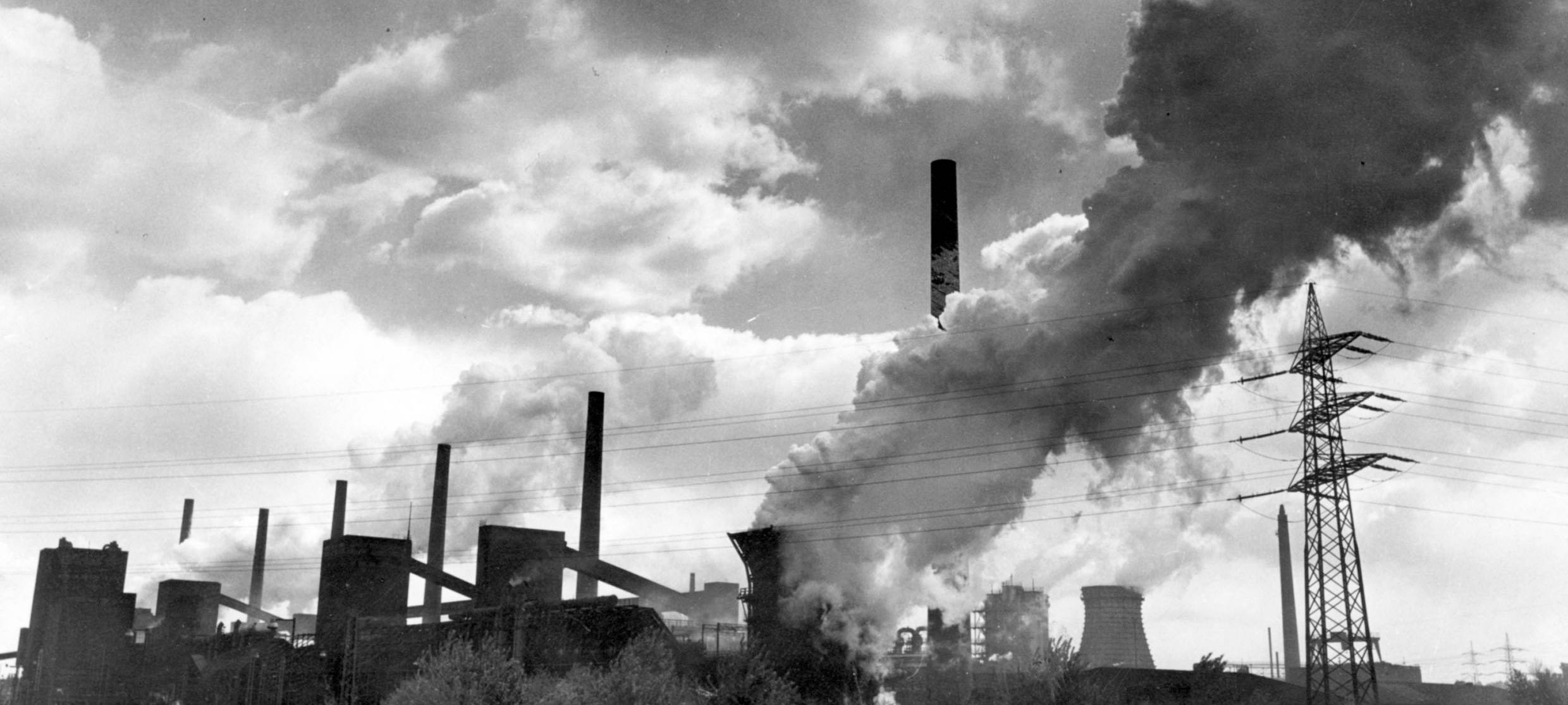 Die Zeche Zollverein in vollem Betrieb zu den Hochzeiten des Steinkohlebergbaus in Essen.
