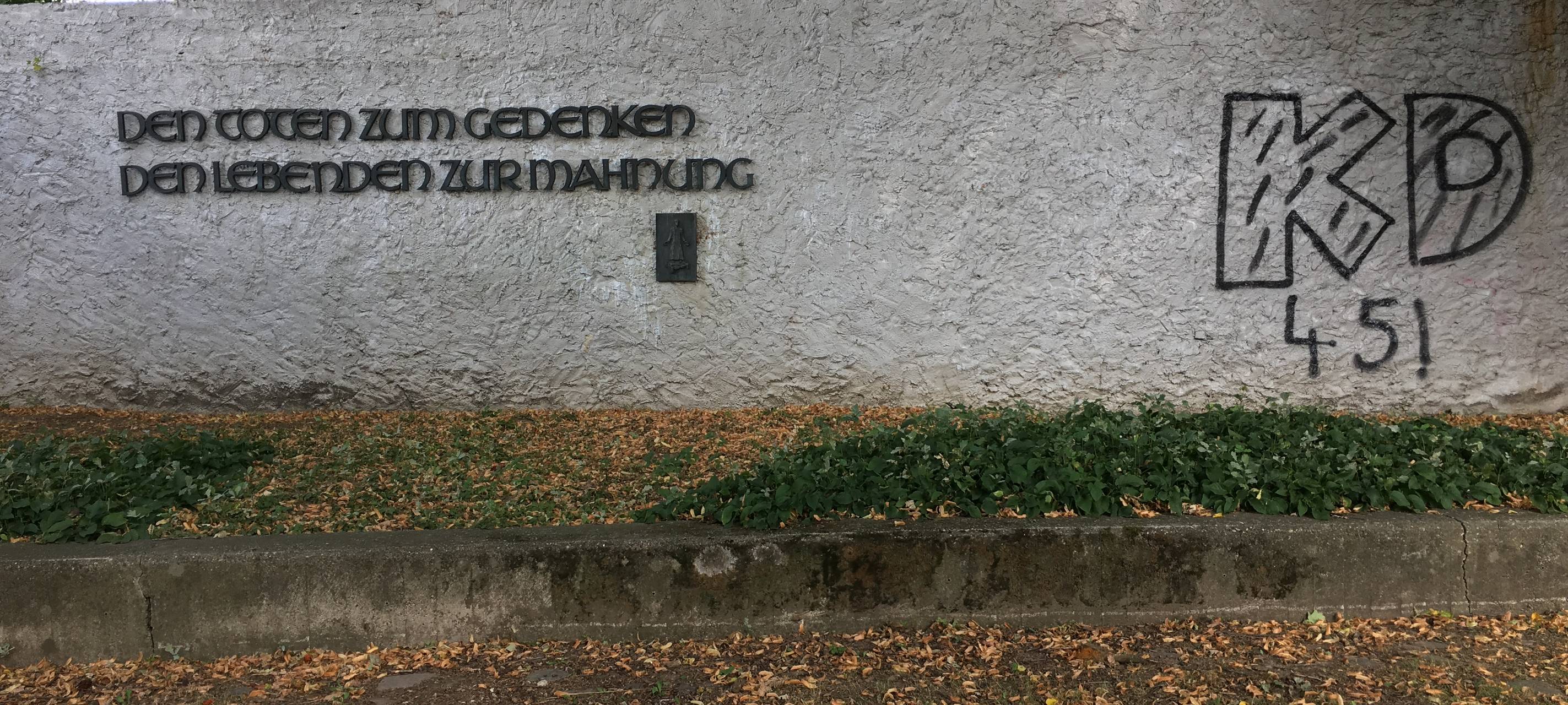 Das Denkmal der Kupferdreher Bürgerschaft wurde mit drei schwarz-weißen Graffitis besprüht.