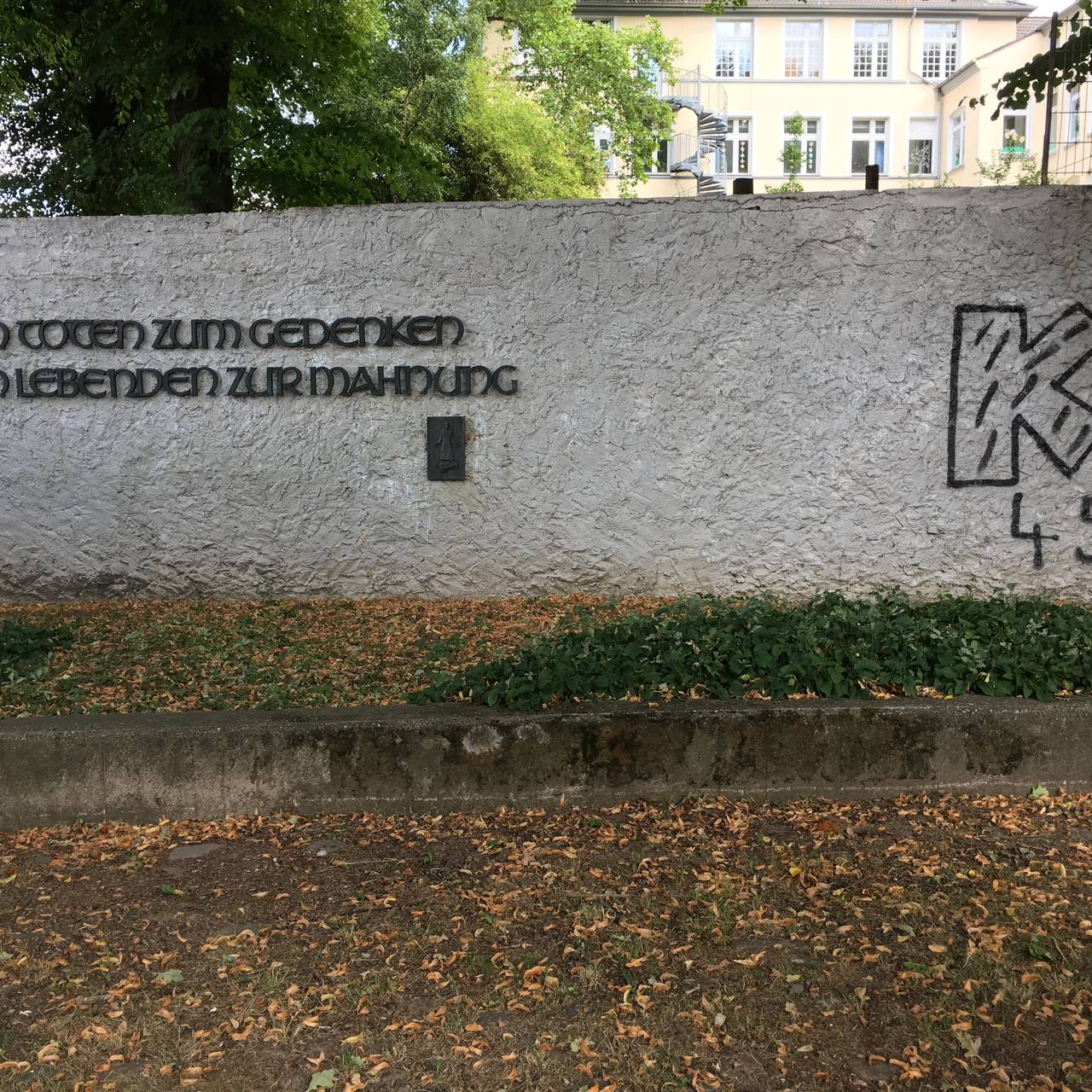 Das Denkmal der Kupferdreher Bürgerschaft wurde mit drei schwarz-weißen Graffitis besprüht.