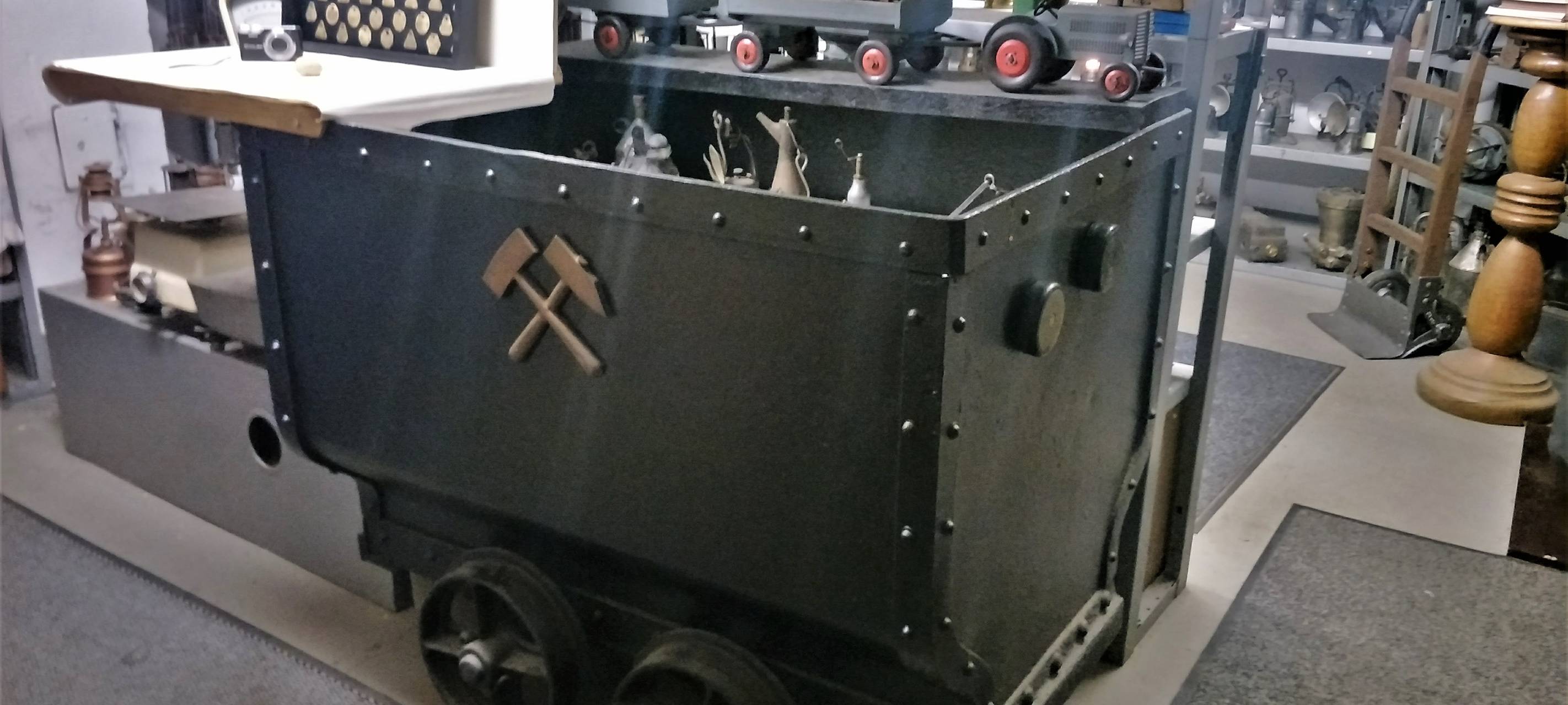 Eine alte Lore aus dem Bergbau bei einem Sammler in Essen-Heidhausen.