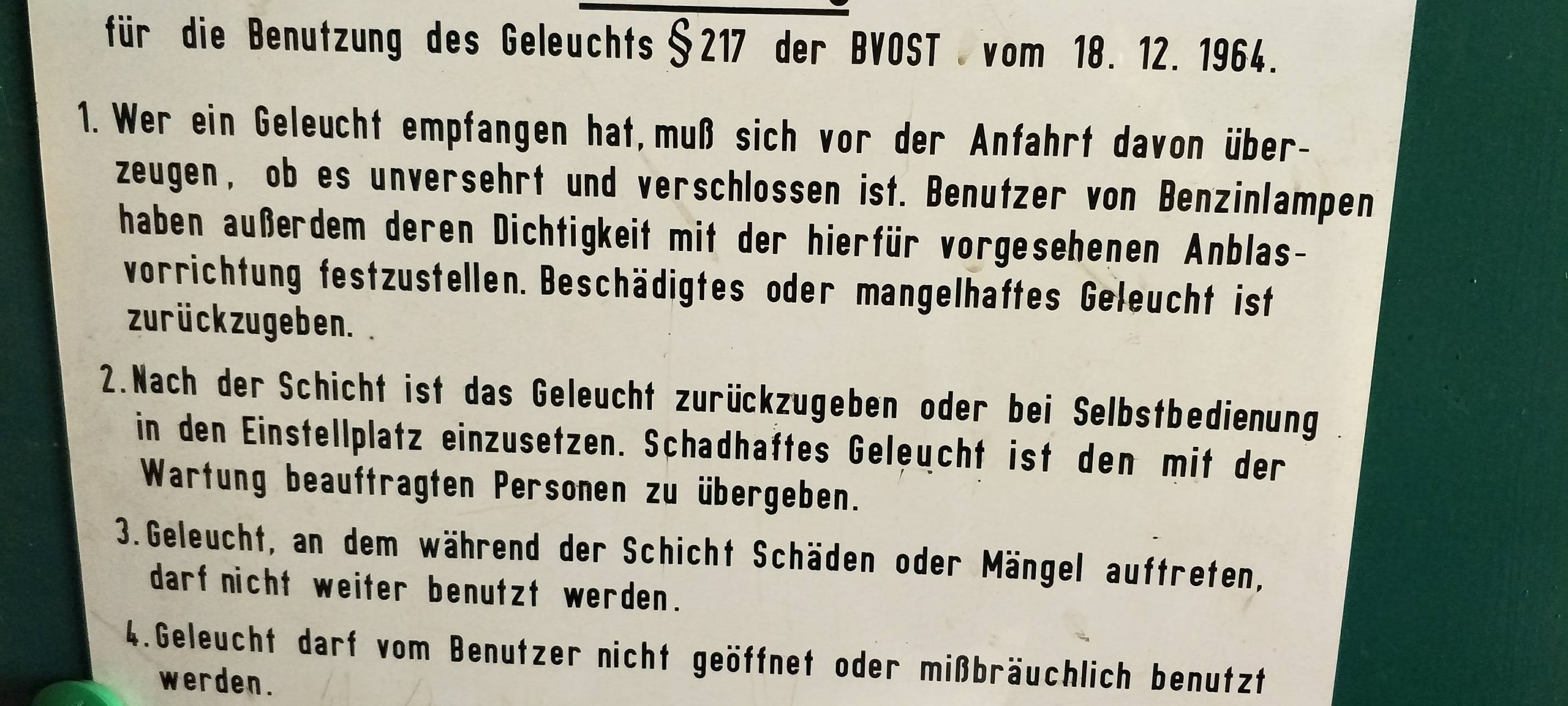 Schild mit Anweisungen für die Nutzung einer Grubenlampe im Bergbau