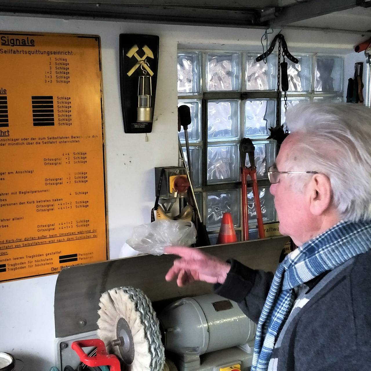 Der ältere Herr Siegfried Bartsch aus Essen-Heidhausen in seinem Keller voller Grubenlampen
