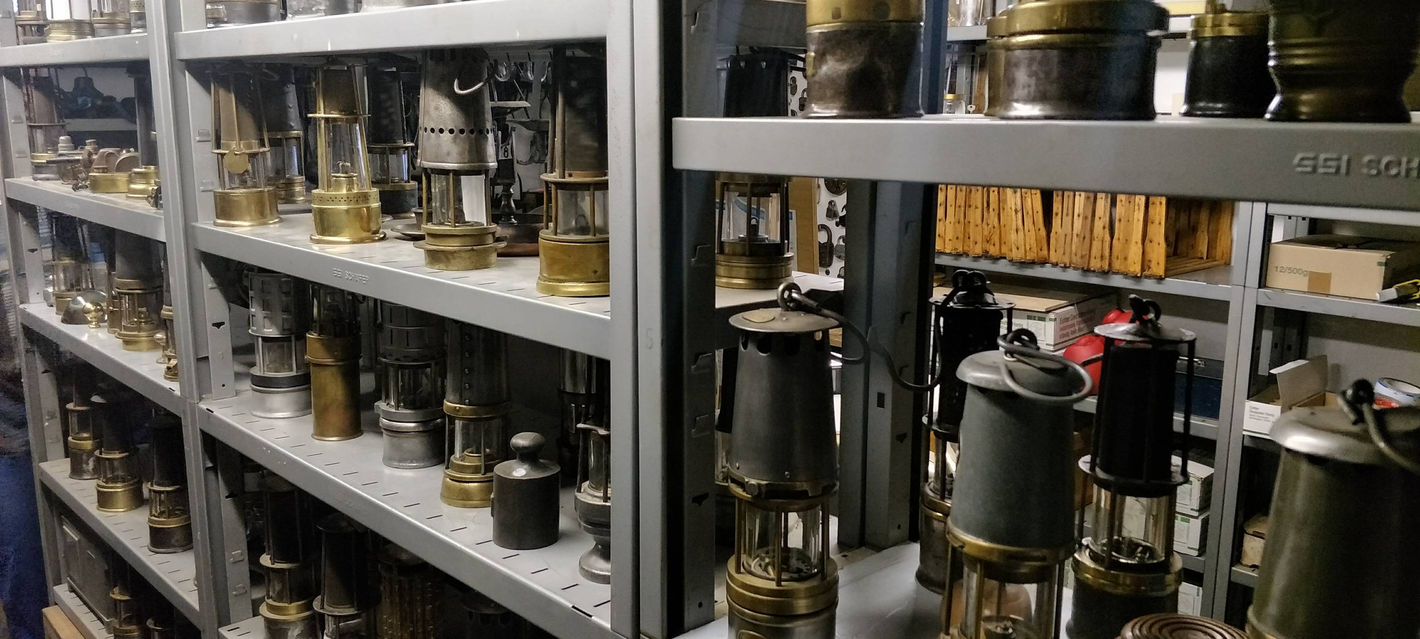Viele verschiedene Grubenlampen in Regalen bei einem Sammler in Essen-Heidhausen.