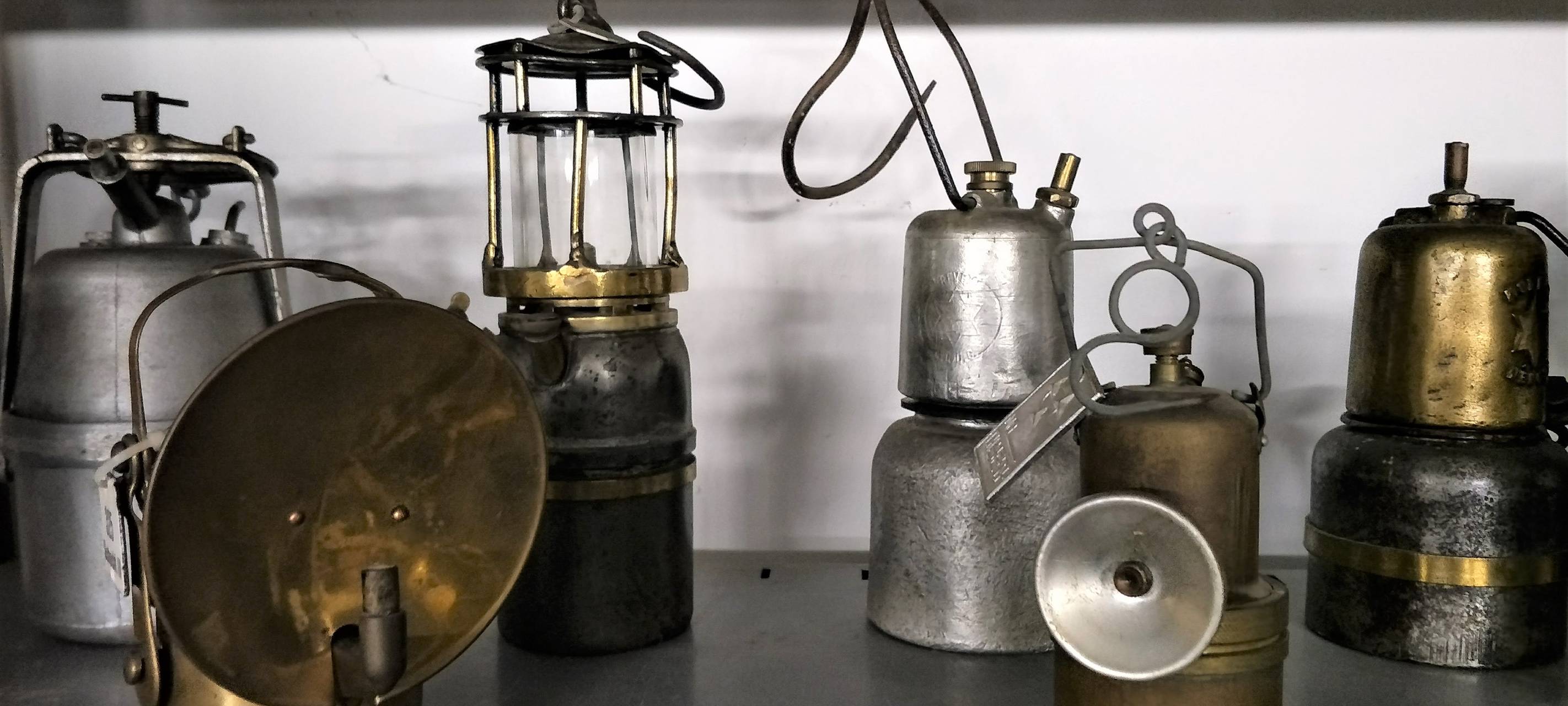 Grubenlampen in einem Regal