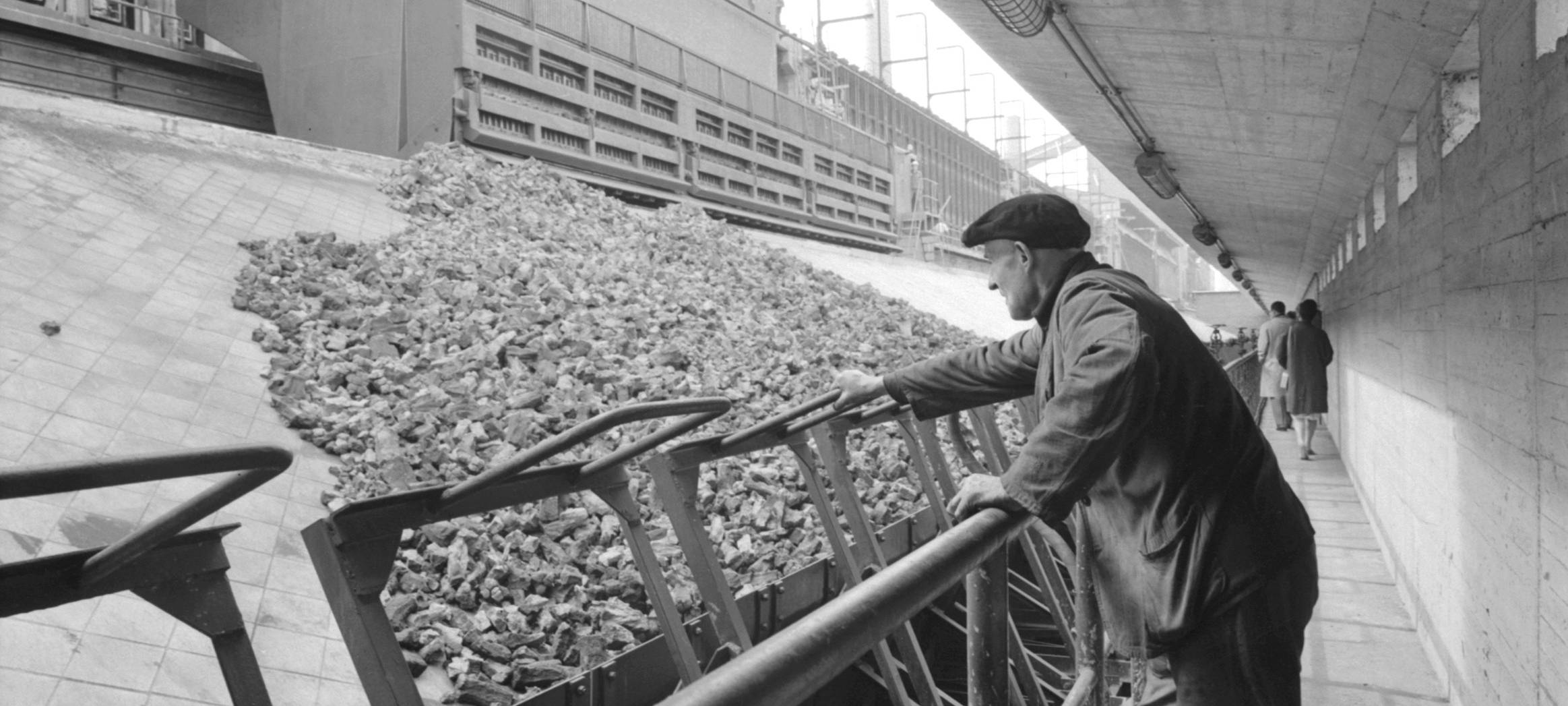 Ein Mann beobachtet die Arbeit der Koksofenbatterie im Jahr 1963