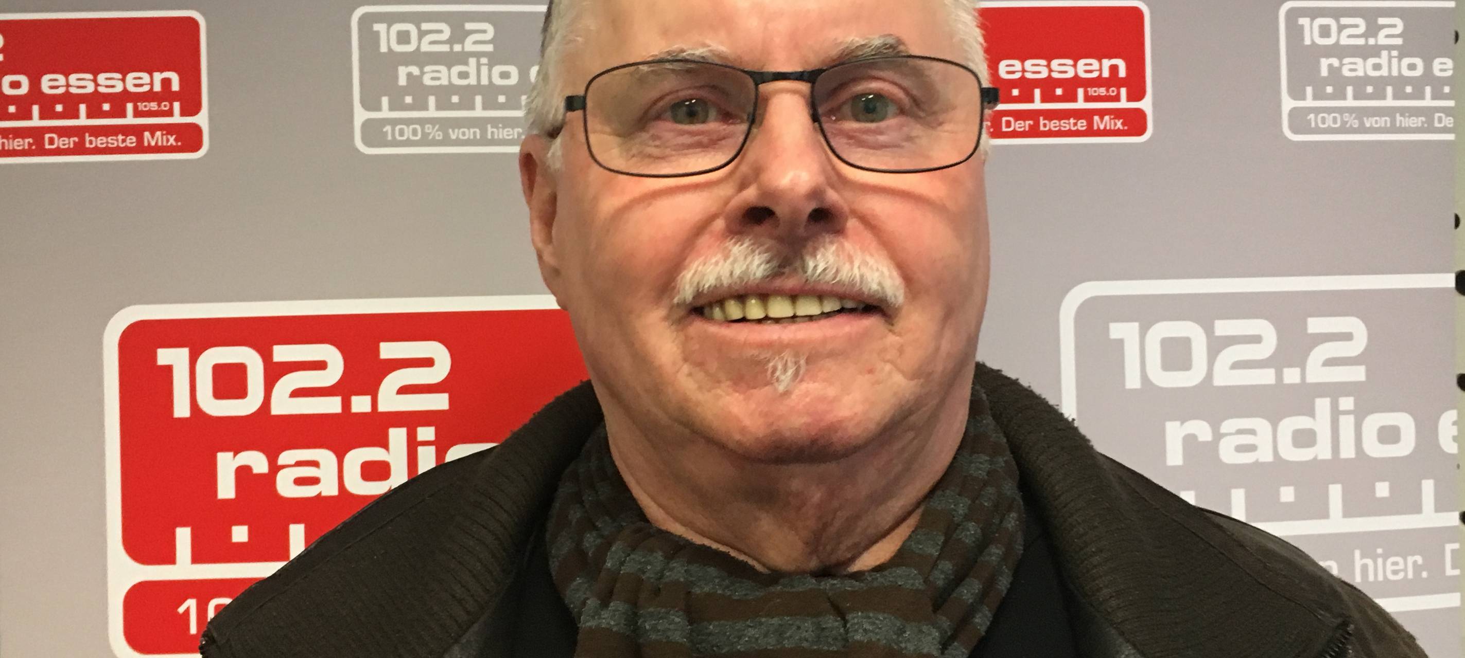 Singender Bergmann aus Vogelheim steht vor der Radio Essen-Wand