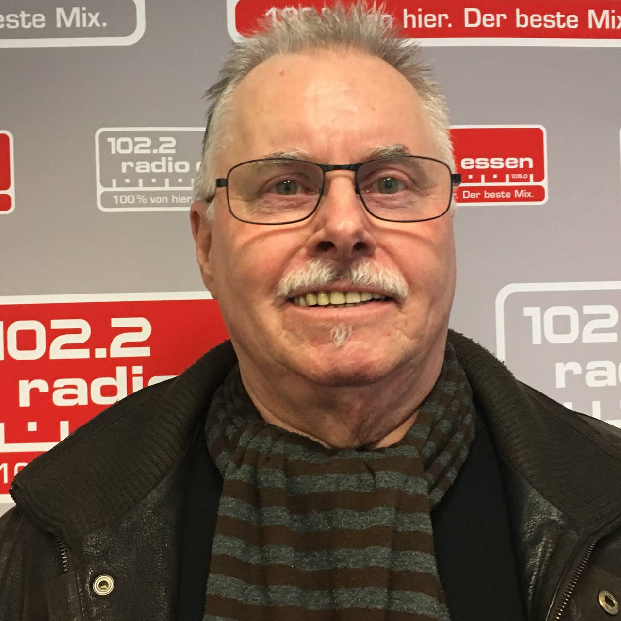 Singender Bergmann aus Vogelheim steht vor der Radio Essen-Wand