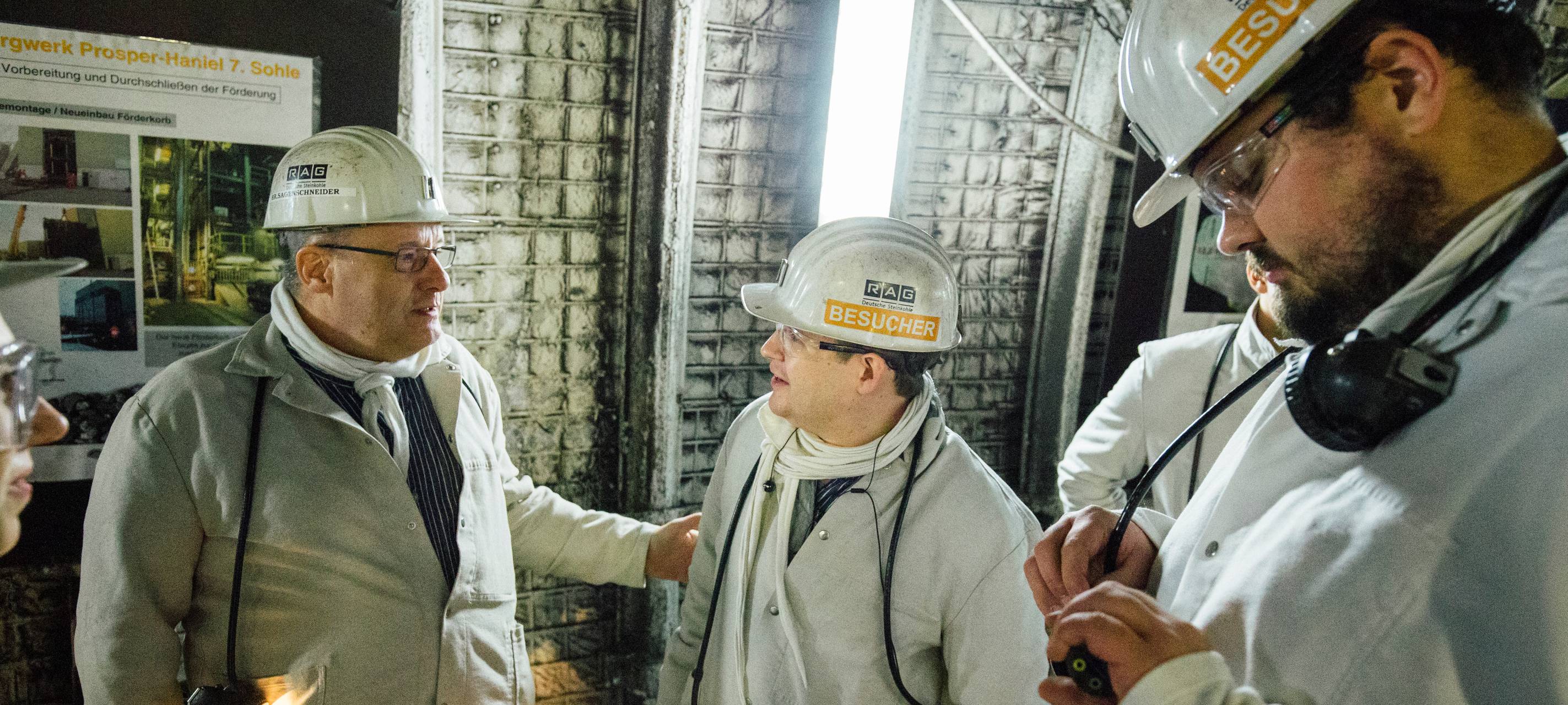 Menschen im Bergmanns-Outfit unter Tage auf Prosper Haniel in Bottrop