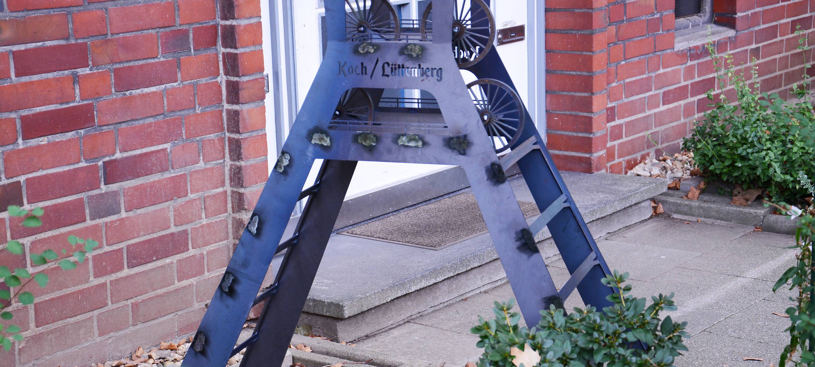 Kleiner Zeche Zollverein Block in einem Vorgarten in Steele