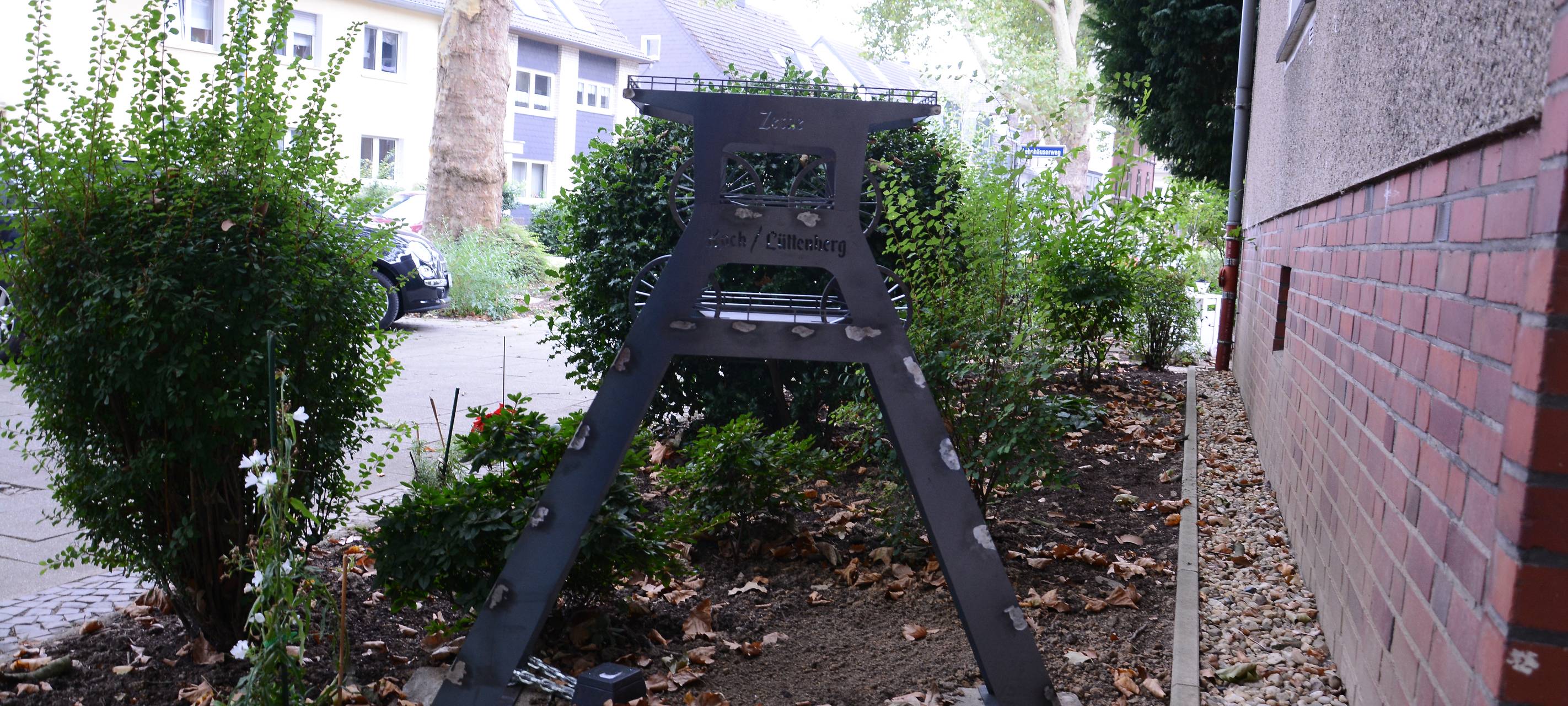 Kleiner Zeche Zollverein Block in einem Vorgarten in Steele