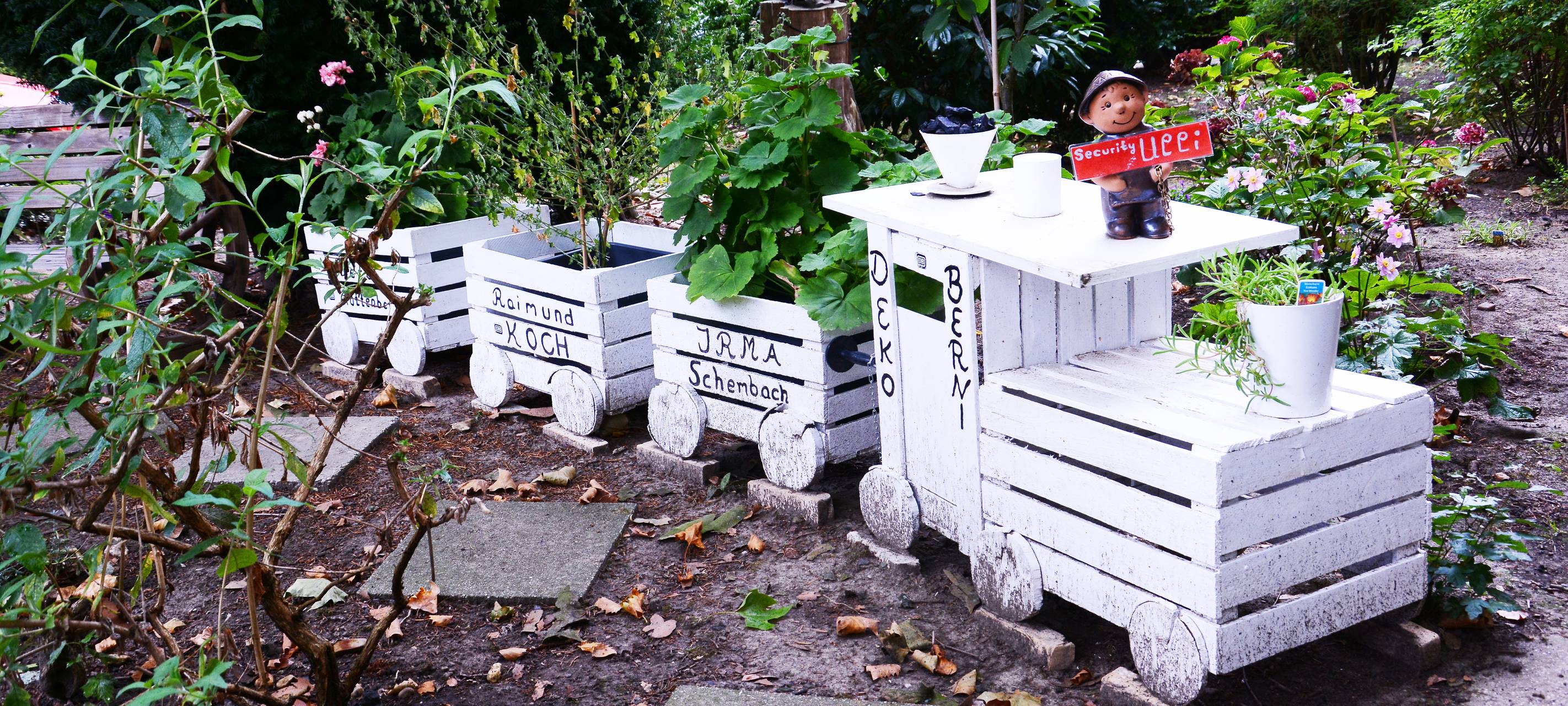 Kleiner Zechenzug als Blumentopf in einem Vorgarten in Steele