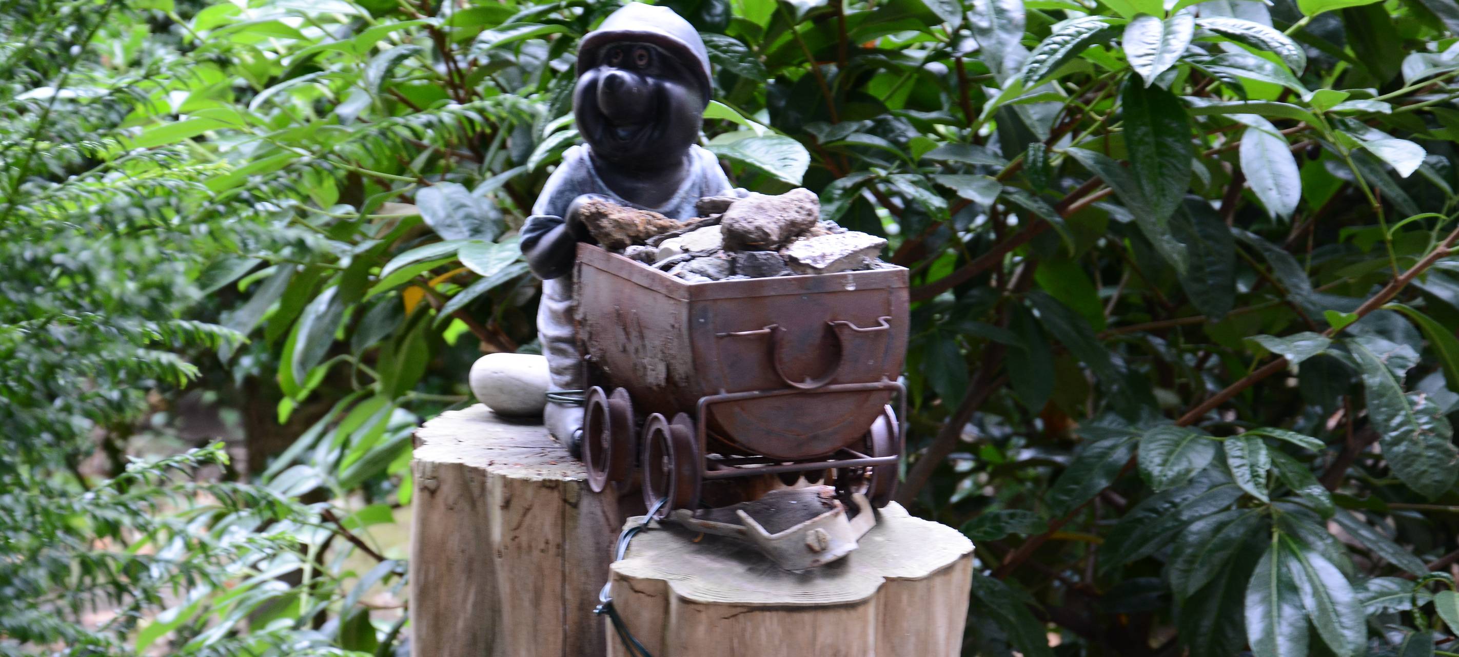 Kleine Maulwurf-Statue als Bergmann mit Lore in einem Vorgarten in Steele