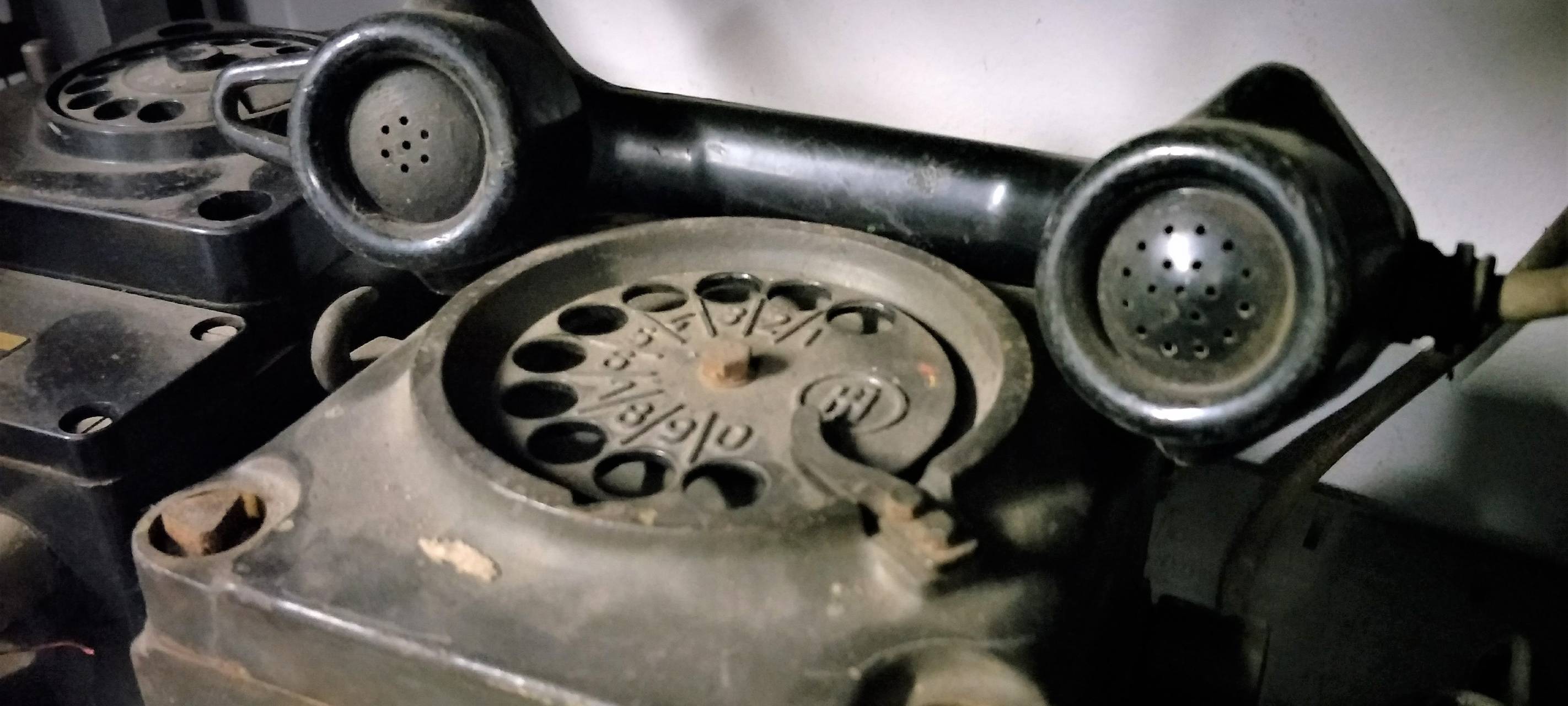 Altes Bergbau-Telefon eingestaubt mit Wählscheibe in einem Regal