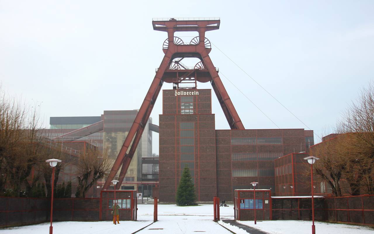 Die Zeche Zollverein heute im Winter mit Schnee bedeckt