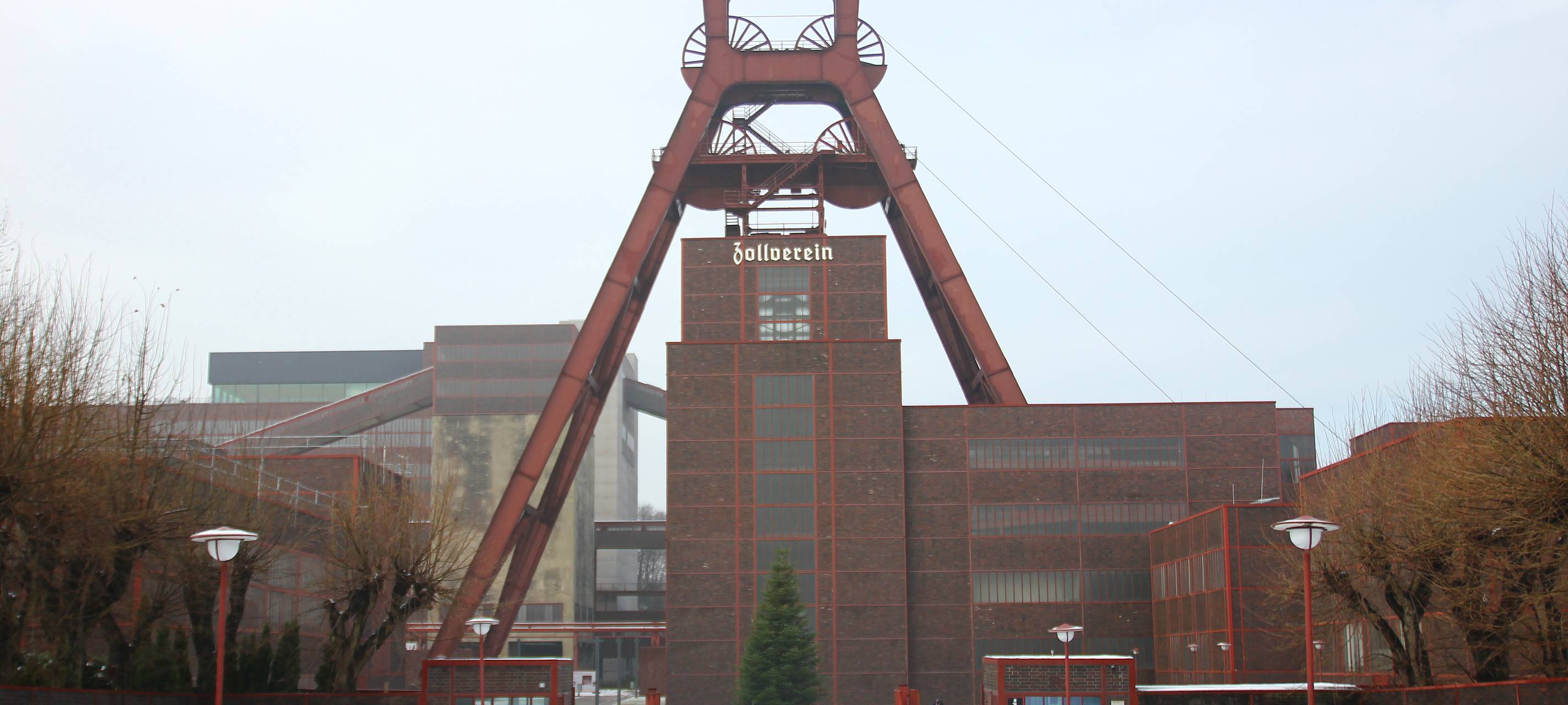 Die Zeche Zollverein heute im Winter mit Schnee bedeckt