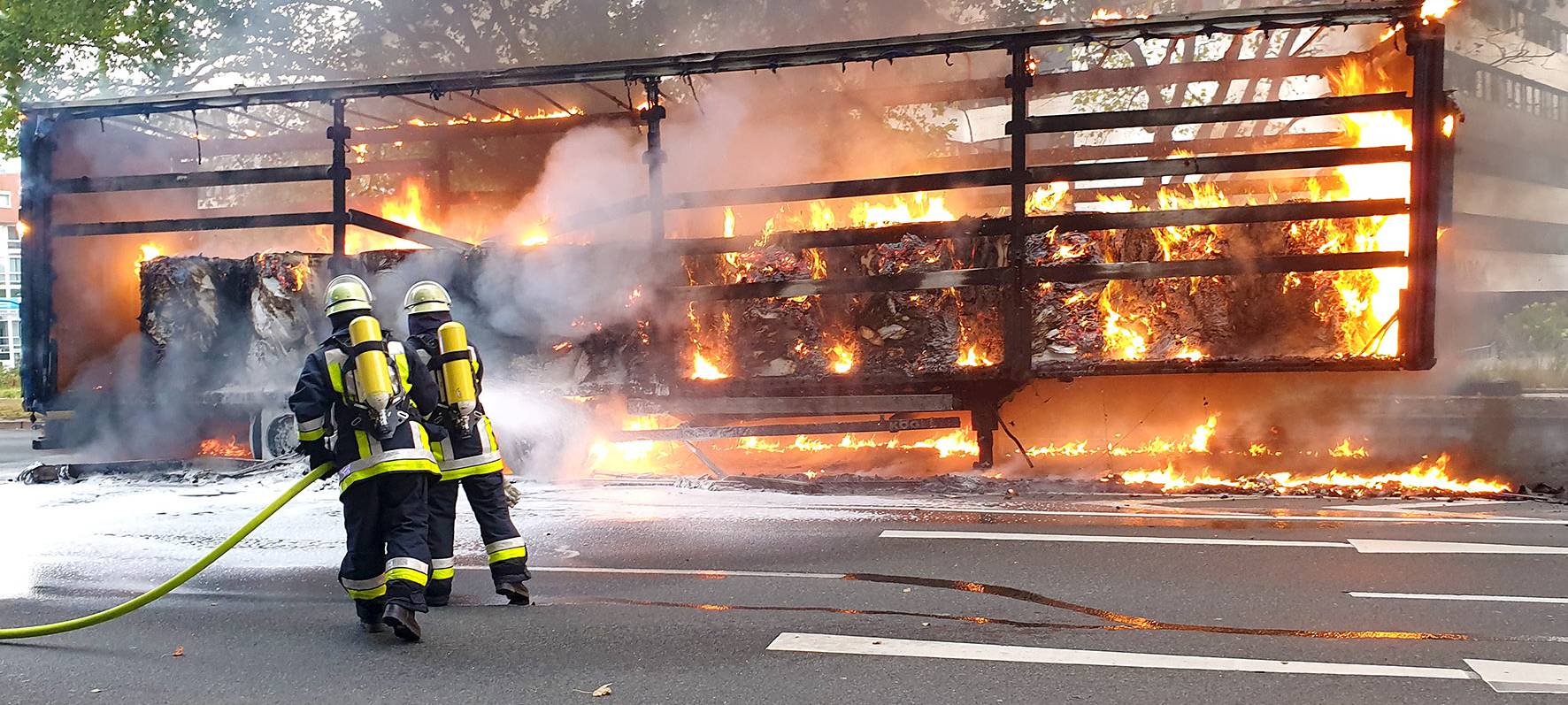 LKW-Anhänger in Flammen
