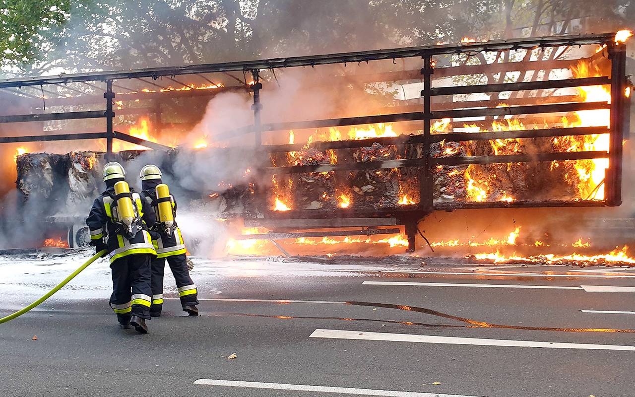 LKW-Anhänger in Flammen