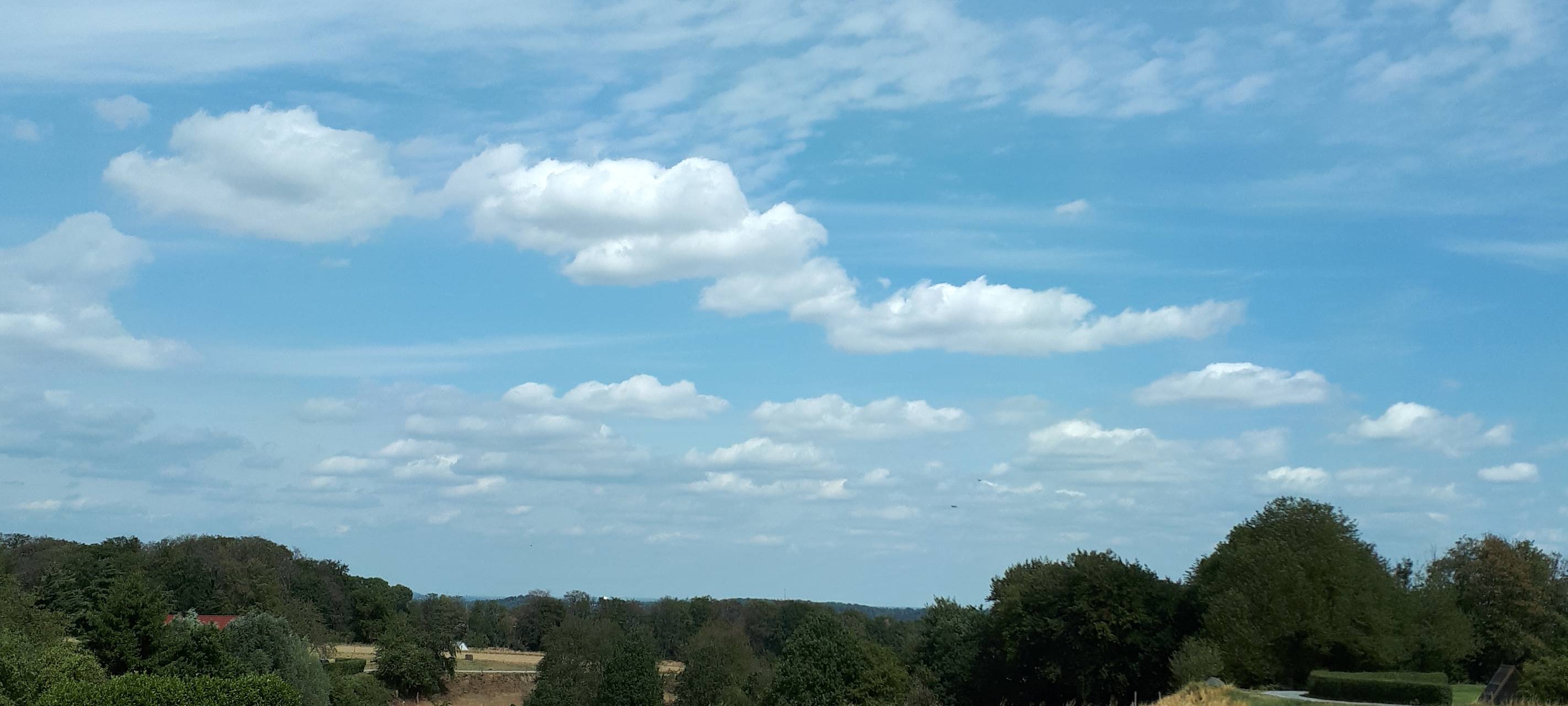 Nur wenige Wolken. Die Aussicht von Heidhausen über Essen ist schön