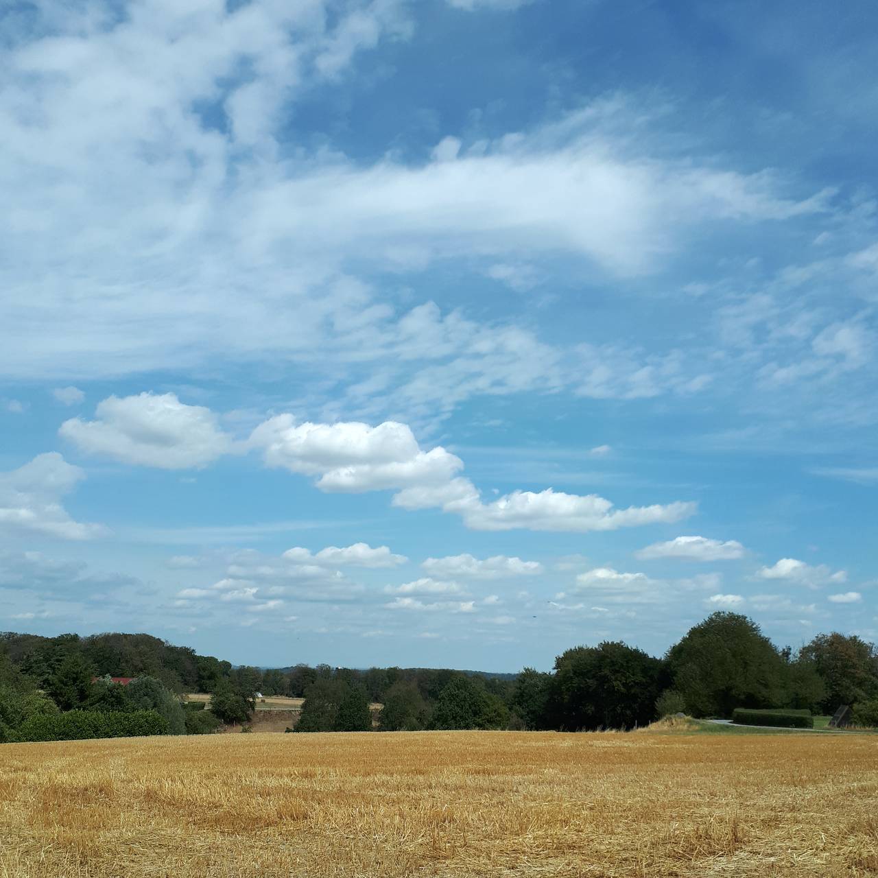 Nur wenige Wolken. Die Aussicht von Heidhausen über Essen ist schön