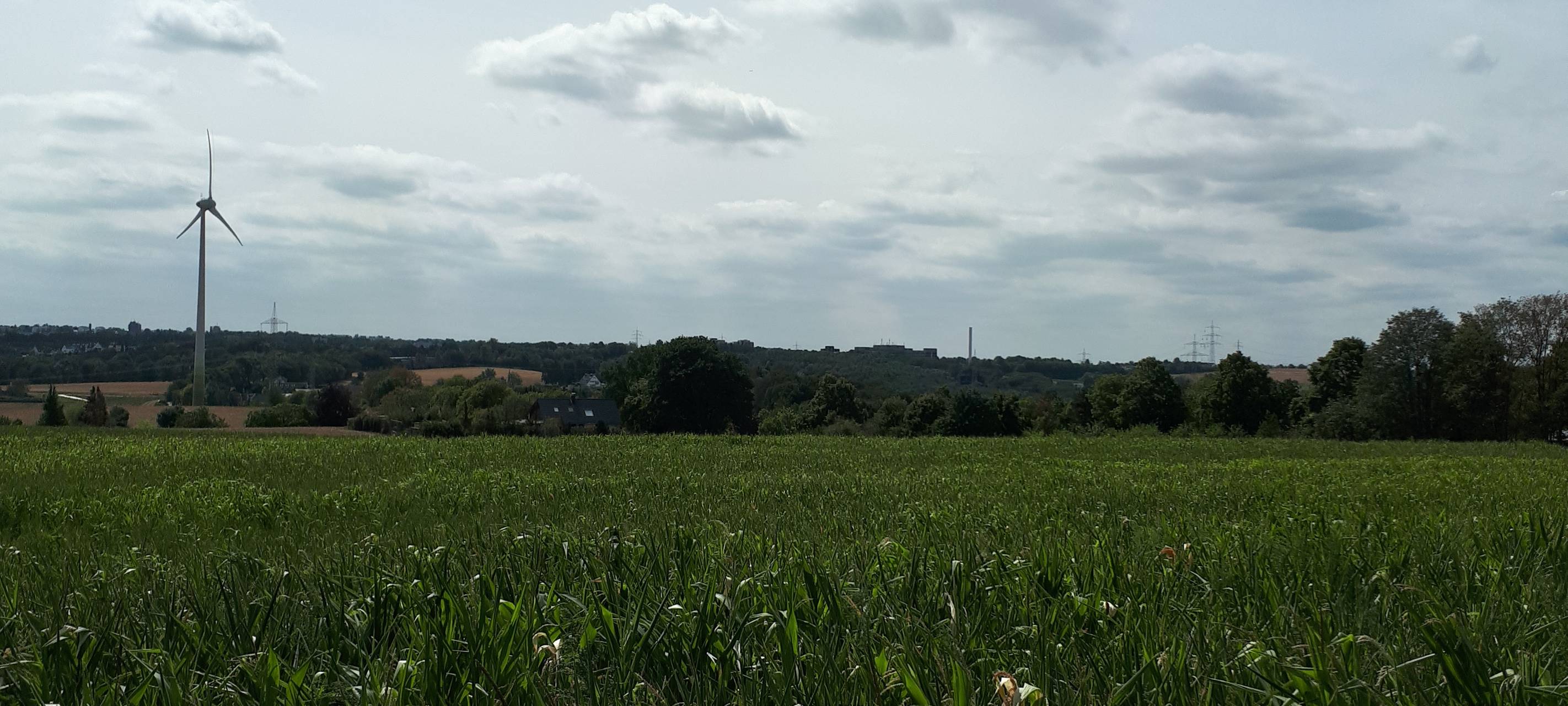Nur wenige Wolken. Die Aussicht von Heidhausen über Essen ist schön