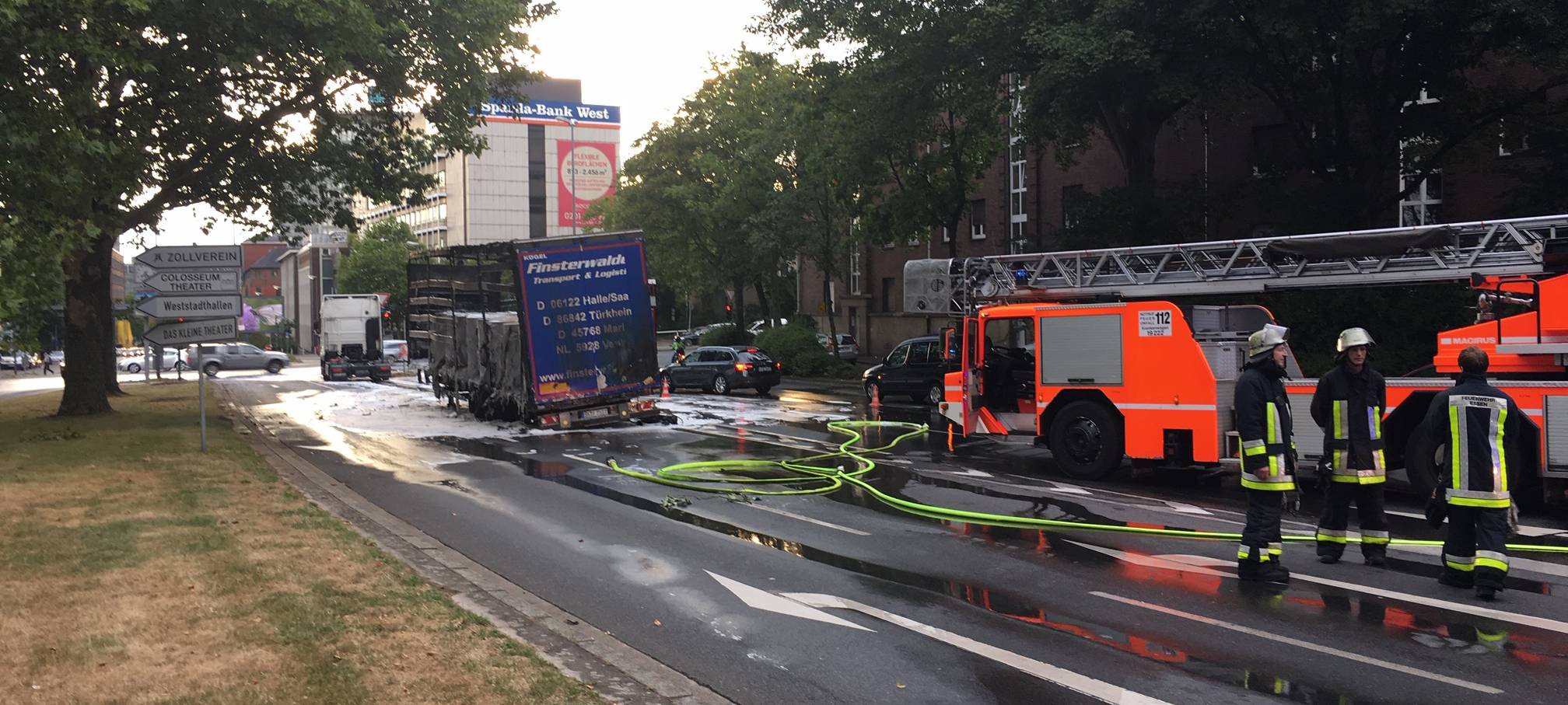 Ausgebrannter LKW auf der Friedrichstraße