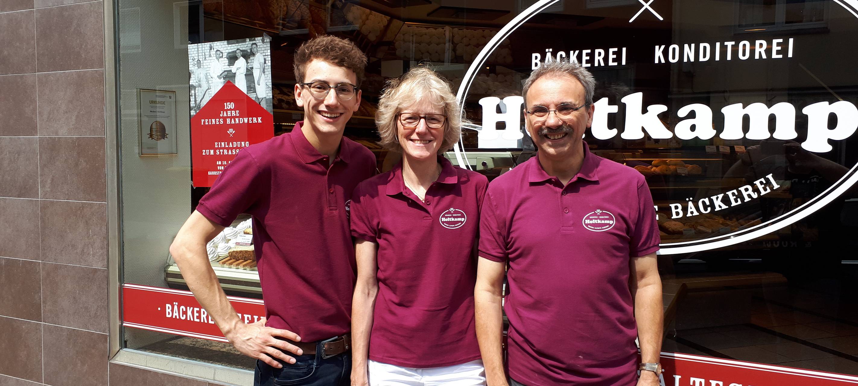 Familie Holtkamp vor ihrem Betrieb