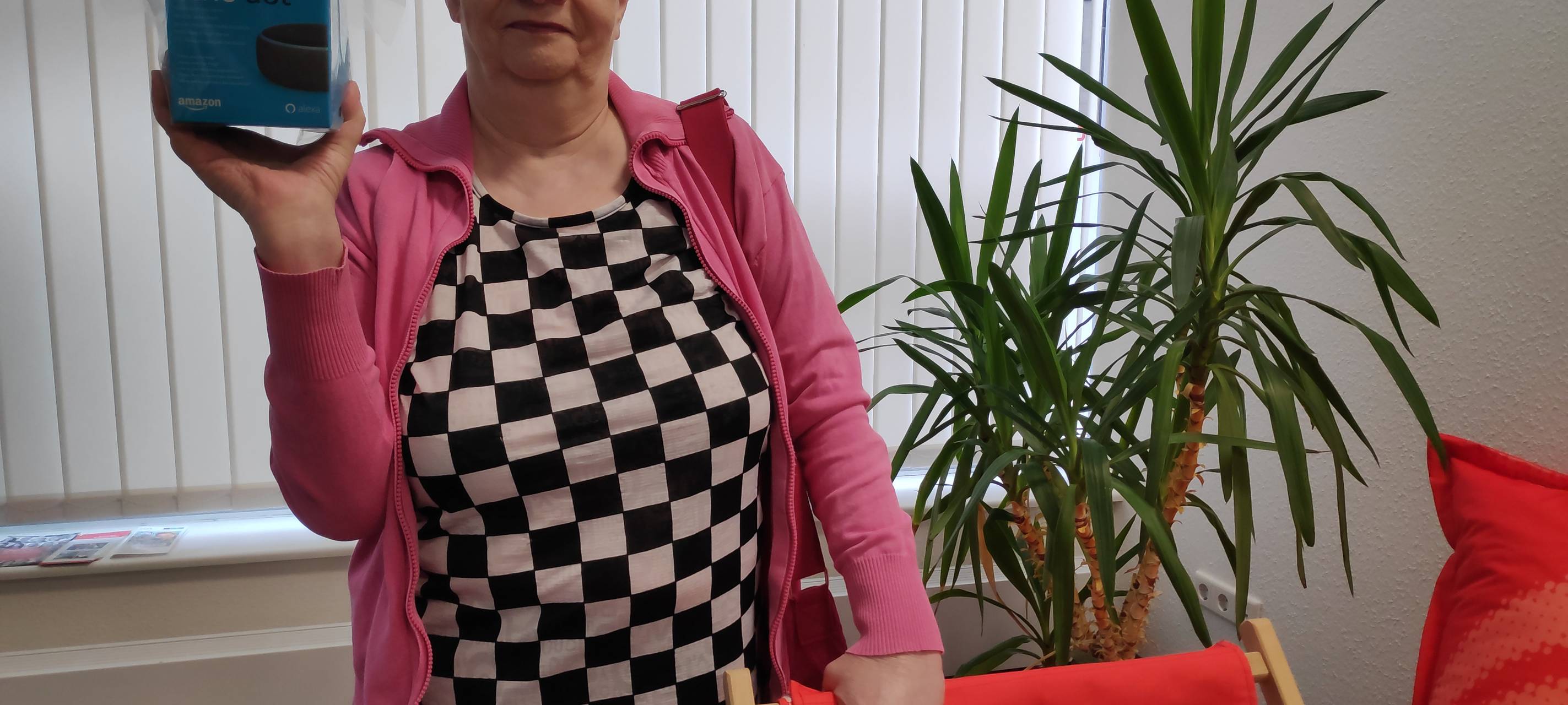 Gewinnerin Ellen mit einer Alexa bei Radio Essen