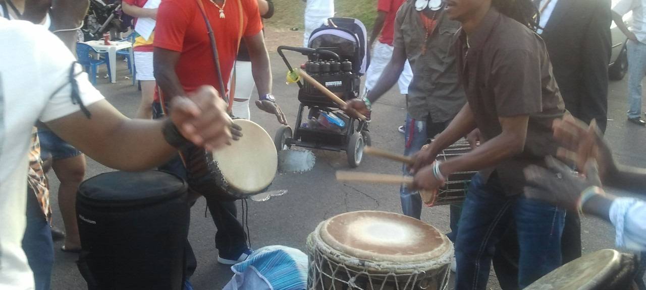 Drummer heizen beim Finale vom African Nation Cup in Altendorf die Leute ein