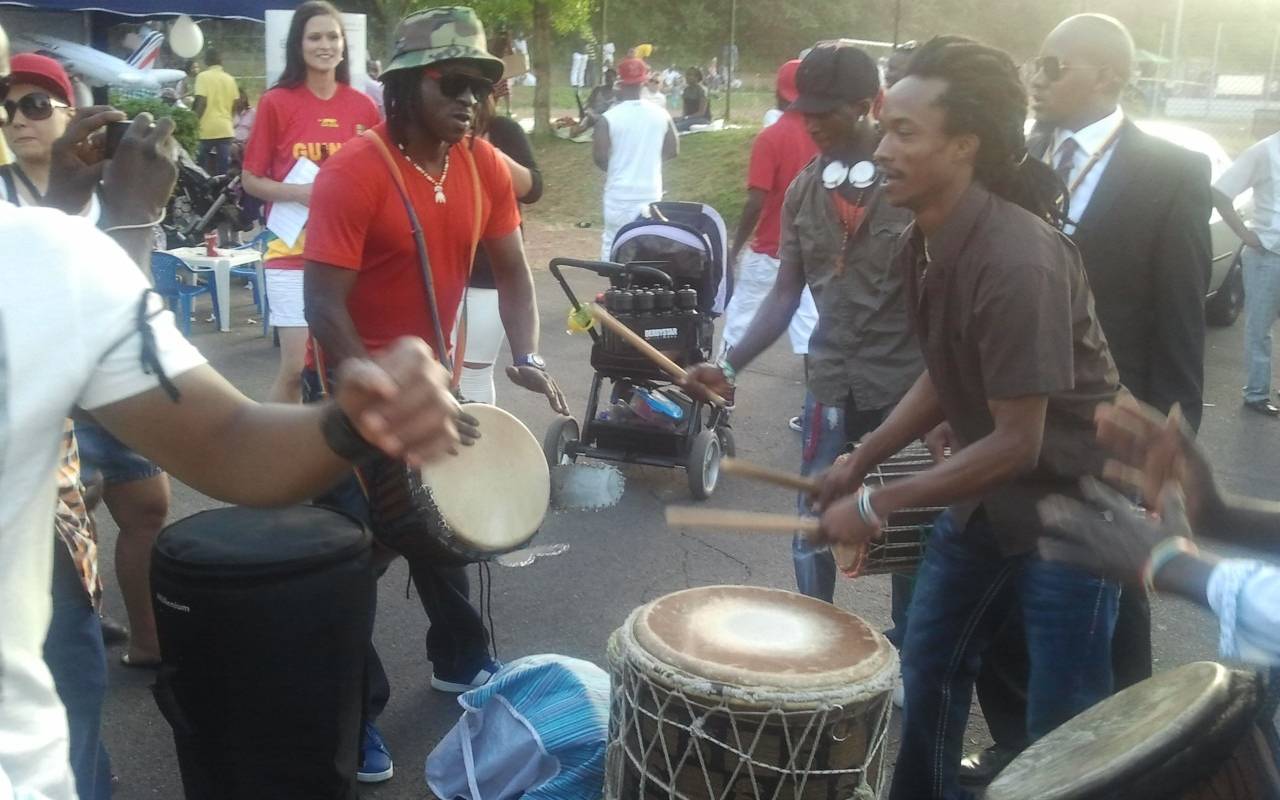 Drummer heizen beim Finale vom African Nation Cup in Altendorf die Leute ein