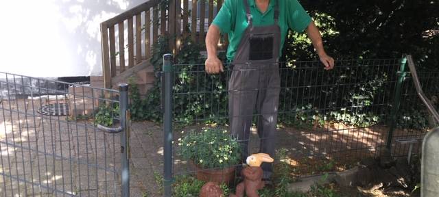 Werner Rose in seinem Garten