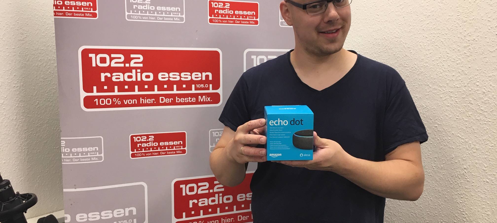 Gewinner Hendrik mit einer Alexa bei Radio Essen