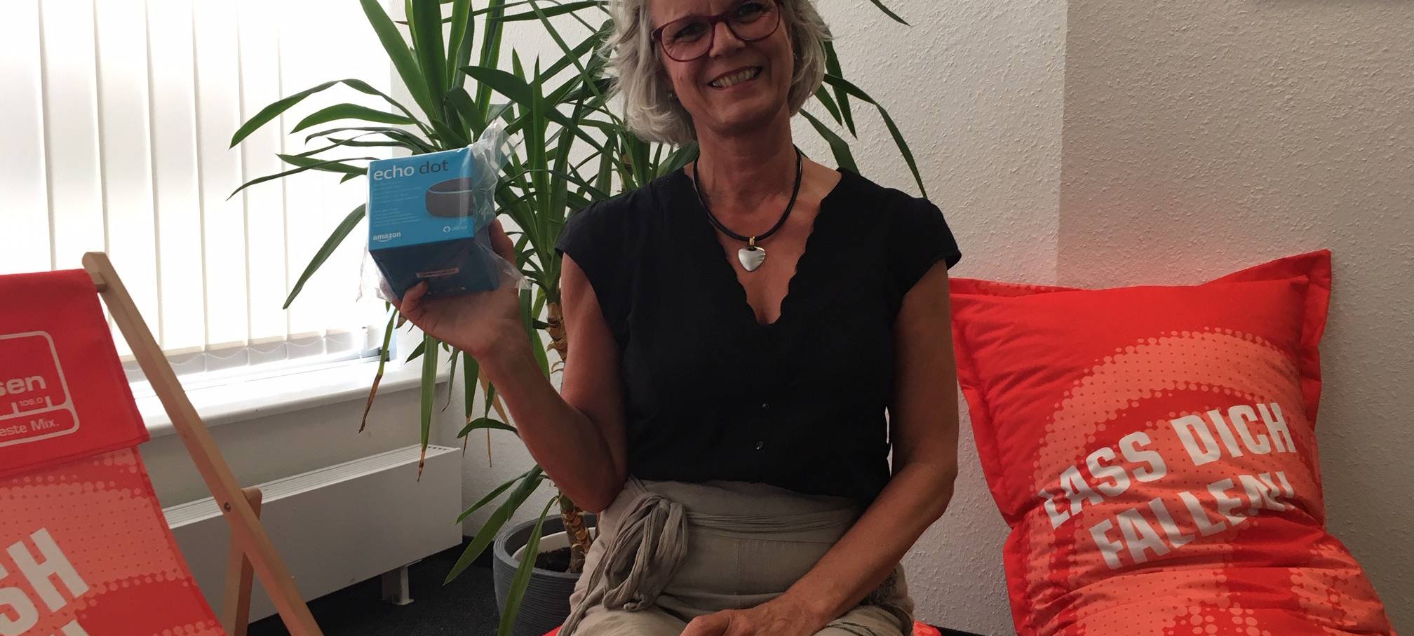 Gewinnerin Astrid mit einer Alexa bei Radio Essen